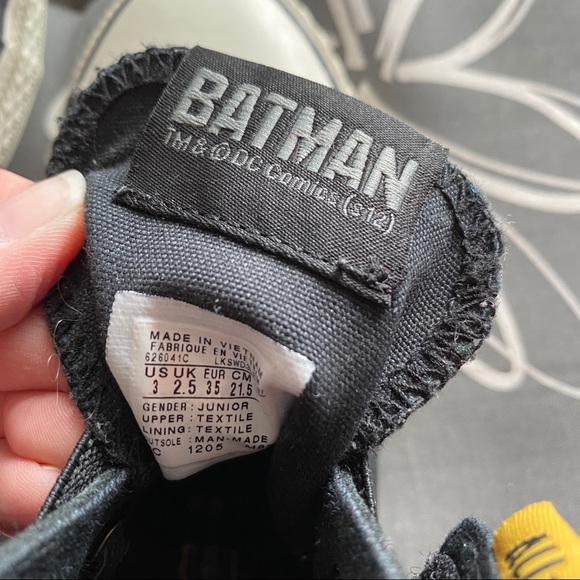 Batman *Limited Edition* All-Star Converse - Picture 9 of 16